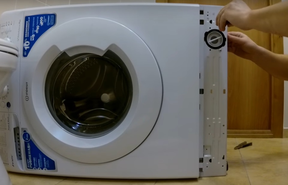 Где находится помпа стиральной машины изображение